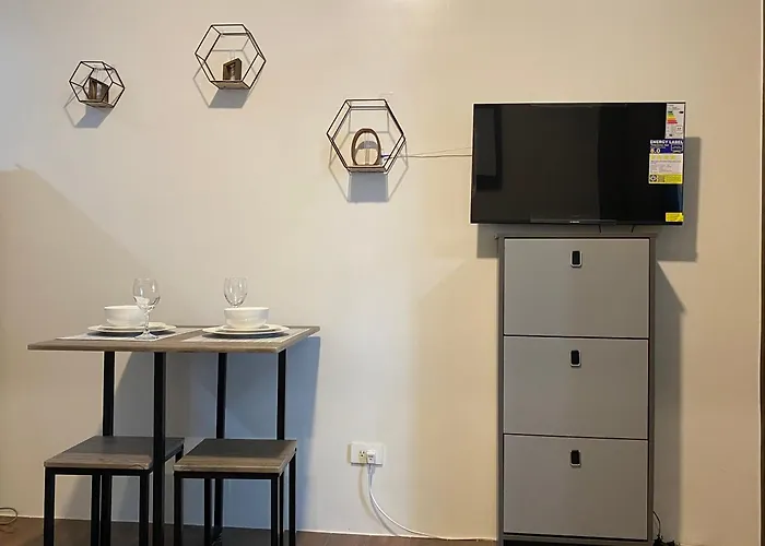 Modern Chic At Makati With Wifi And Netflix