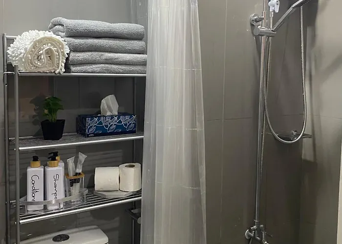 Modern Chic At Makati With Wifi And Netflix